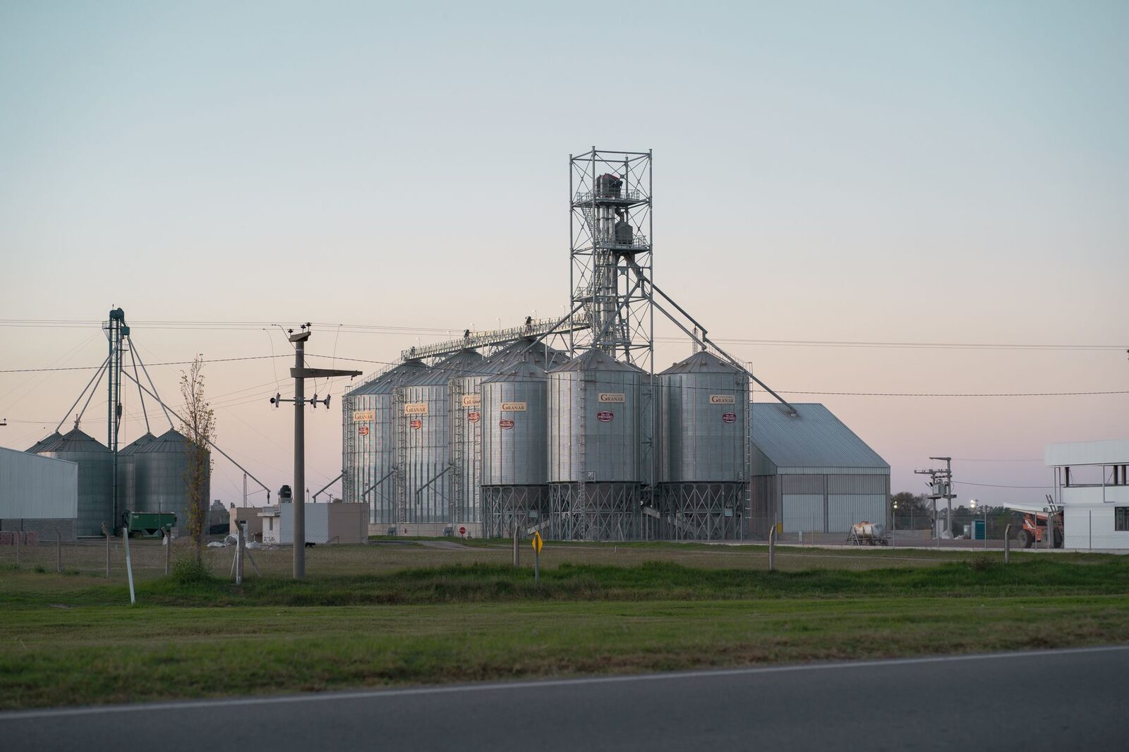 Fertilizer storage facility and farm field
